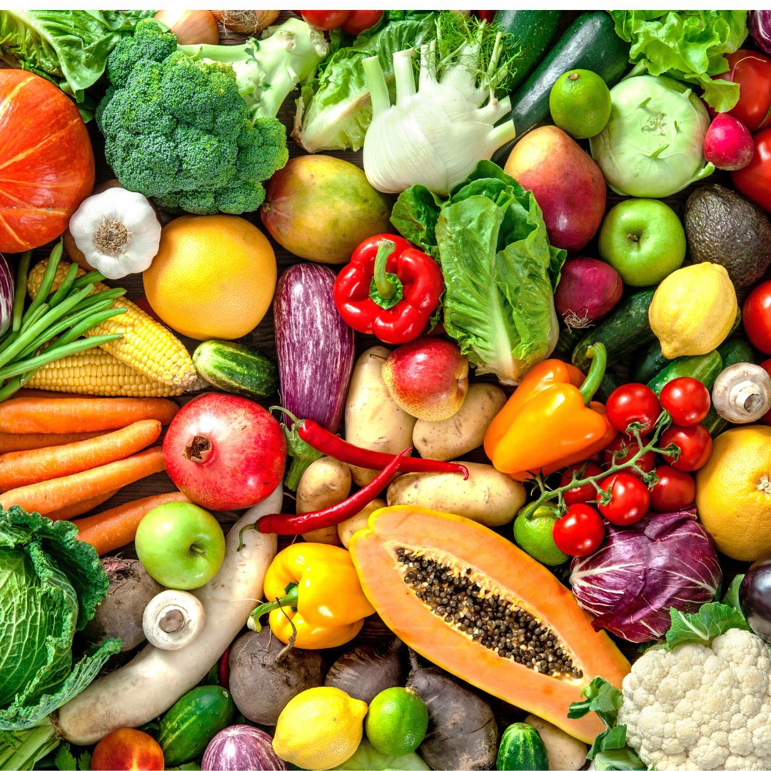 Viele bunte Früchte und Gemüse, Möhren, Kürbis, Tomate, Brokkoli, Paprika, Apfel, Blumenkohl, Lauch