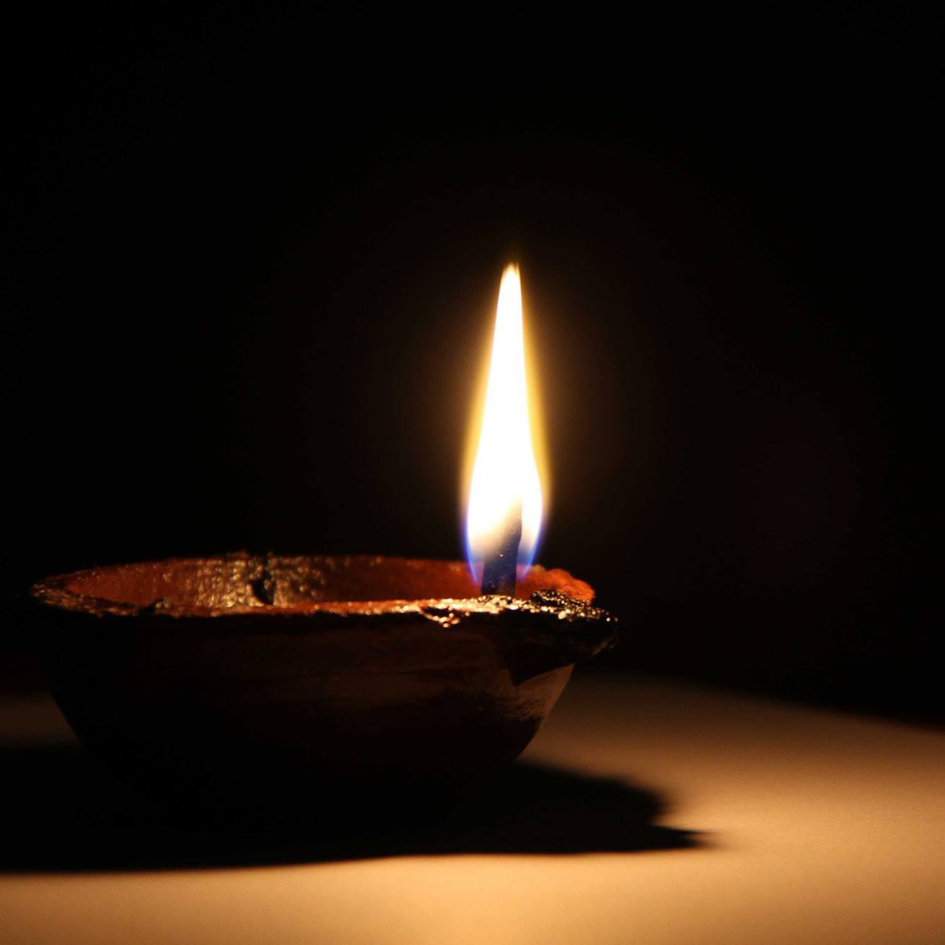 Eine brennende alte Öllampe spendet einen warmen Lichtkegel .