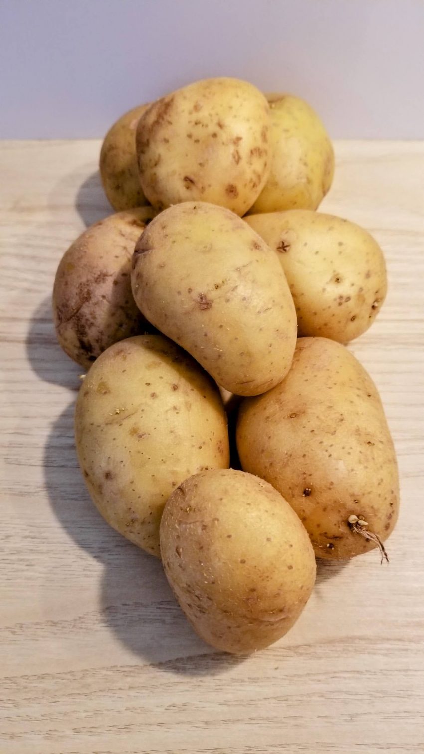 Ein paar frische, "neue" Kartoffeln.