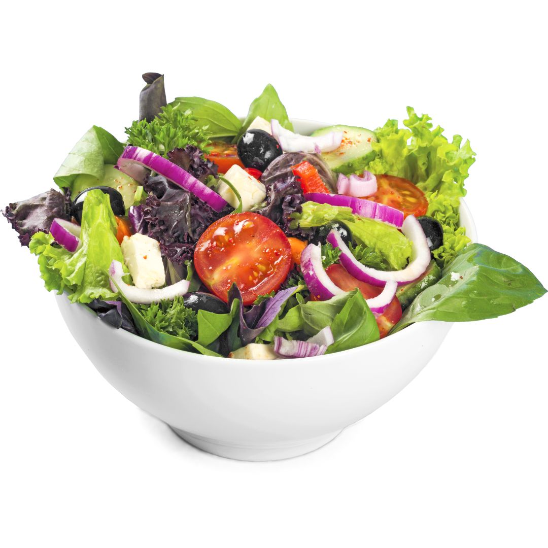 Eine kleine weiße Schüssel voller buntem Salat mit Zwiebeln, vielfältigem Blattsalat, Tomaten, Champignons